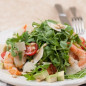 Простой салат с креветками и рукколой