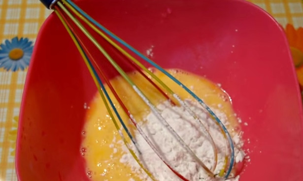 1. Этап. Бисквитный торт Славяночка: 1. Для заварного крема взбейте яйца, добавьте 40 грамм крахмала и 2-3 ложки молока.