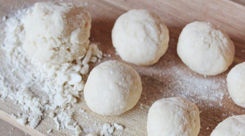 1. Этап. Творожные пончики, жаренные в масле: Из полученного теста скатайте жгут, присыпав рабочую поверхность мукой. Затем разделите его на небольшие кусочки и скатайте из теста шарики размером с грецкий орех.