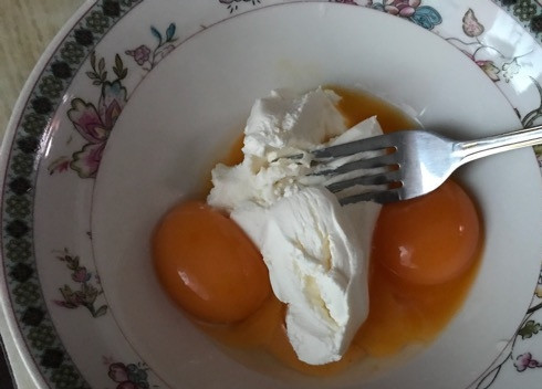 1. Этап. Воздушные яичные лепешки: 3. Желтки смешиваем с творожным сыром.