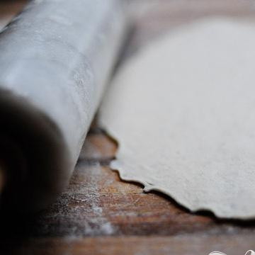 1. Этап. Мексиканская пицца: Раскатайте тесто в тонкие лепешки.