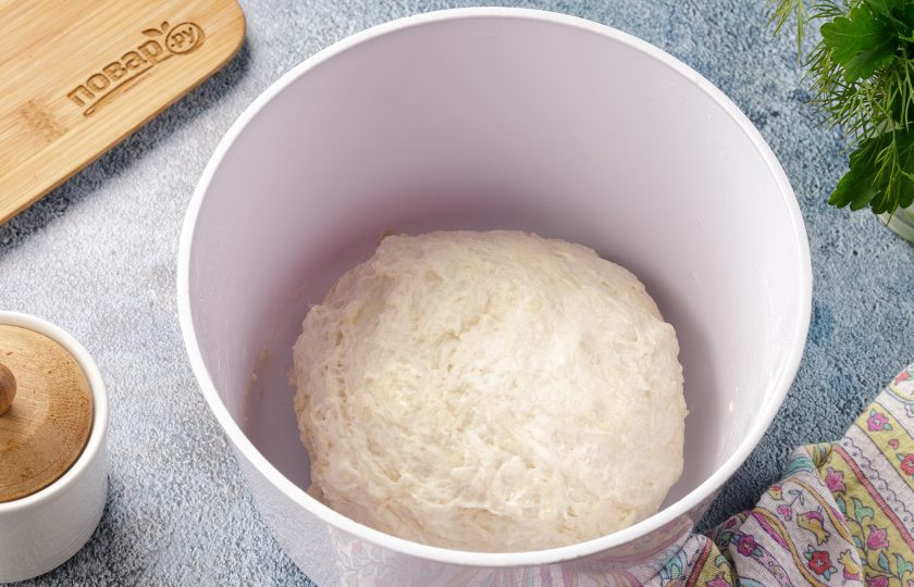 1. Этап. Дрожжевые беляши на воде: Замесите мягкое и немного липкое тесто. Соберите его в шар, смажьте растительным маслом, накройте полотенцем и оставьте в тёплом месте на 20 минут.