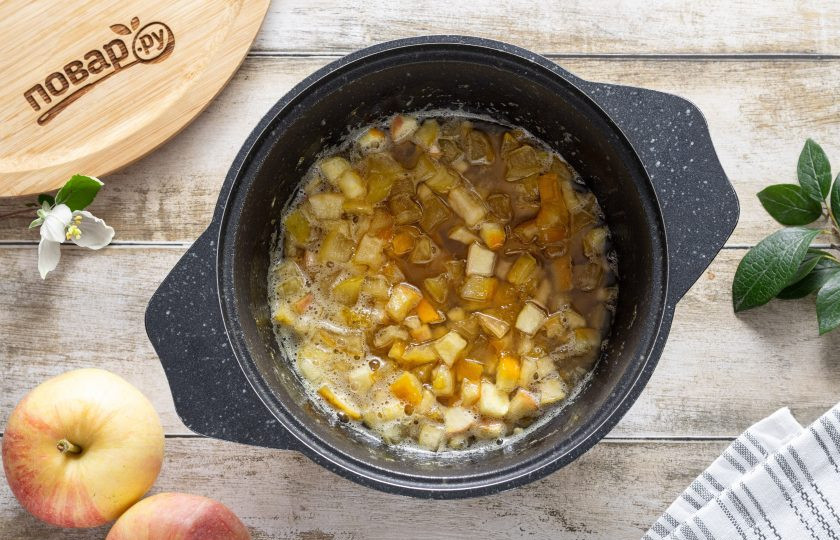 1. Этап. Варенье из яблок с апельсинами: На среднем огне доведите до кипения и варите 5-10 минут. После снимите с плиты и полностью остудите.