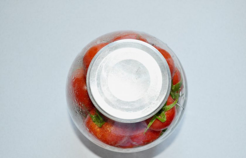 1. Этап. Помидоры под снегом: Залейте кипятком, прикройте крышкой и оставьте на 10-15 минут.