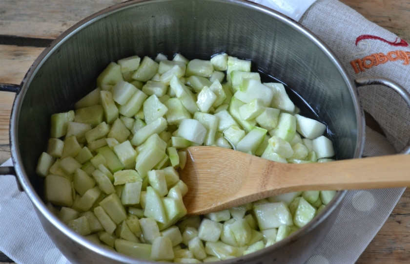 1. Этап. Десерт из кабачка: Переложите кабачок вместе с соком в кастрюльку и варите на медленном огне 30 минут.