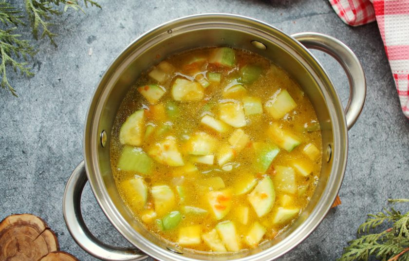 1. Этап. Суп-пюре из кабачков на мясном бульоне: Влейте в кастрюлю с овощами мясной бульон и варите все в течение 10-15 минут до готовности овощей.