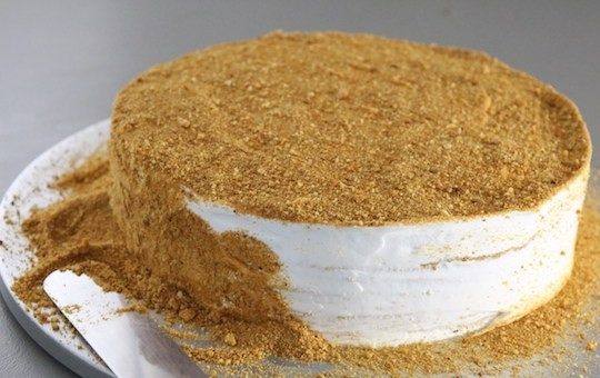 1. Этап. Медовик простой: 14. Оставьте немного крема для смазывания верхушки и краев торта. Украсьте торт крошкой.