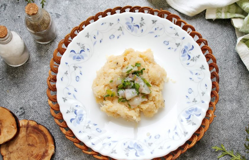 1. Этап. Котлеты из судака и креветок: Фарш хорошо отбейте и разделите на пять одинаковых частей. Из каждой сформируйте лепешку, в центр выложите фарш из креветок.