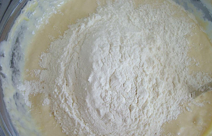 1. Этап. Дрожжевое тесто на молоке: Досыпаем оставшуюся муку.