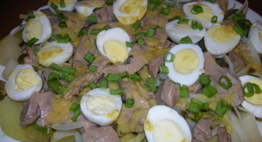 1. Этап. Салат Печень трески: 3. Украшаем всё половинками отварных перепелиных яиц и сбрызгиваем заправкой. Салат готов!