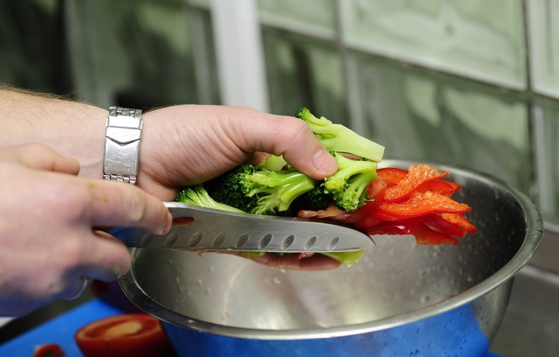 1. Этап. Салат из капусты брокколи: Нарезанные овощи складываем в салатницу.