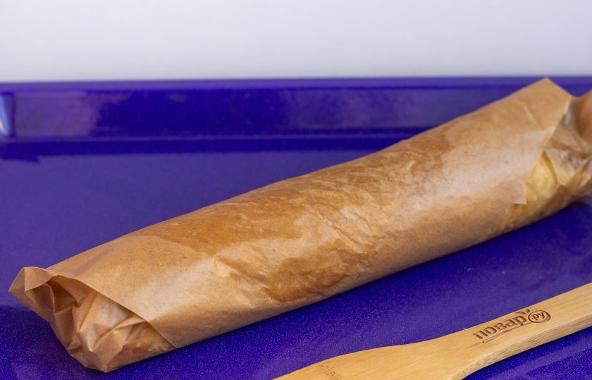 1. Этап. Яичный рулет со свининой и базиликом: Оберните этой же бумагой и запекайте в духовке 30 минут при температуре 170 градусов.