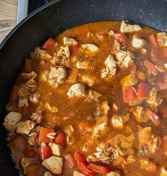 1. Этап. Куриная грудка с пастой орзо: Влить воду или бульон, дать закипеть. Попробовать на соль, если надо посолить.