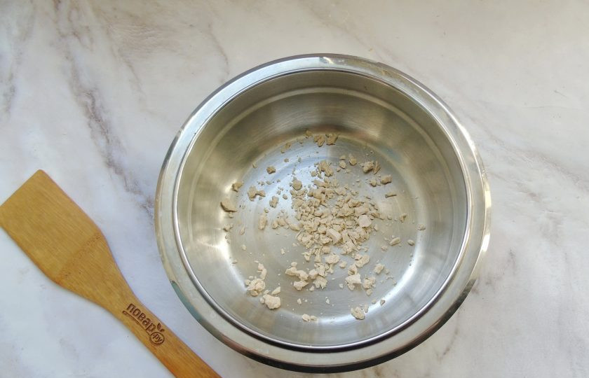 1. Этап. Отрывной пирог из дрожжевого теста с творожной начинкой: В миску накрошите прессованные дрожжи.