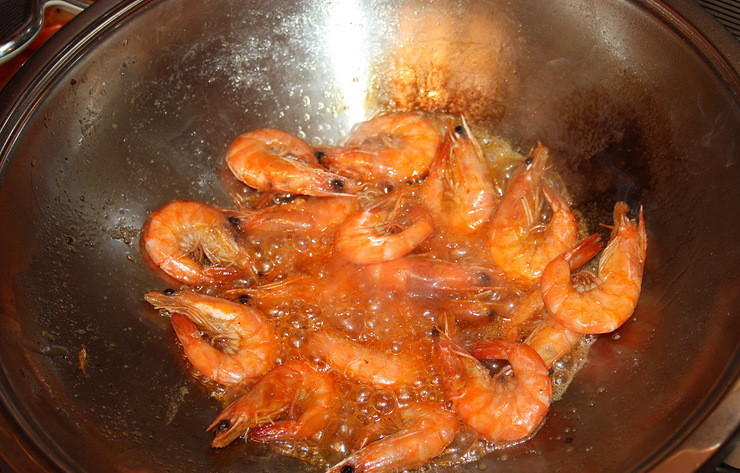 1. Этап. Креветки жареные в панцире: Готовые креветки становятся приятного золотистого цвета, а также они закручиваются в кольцо.