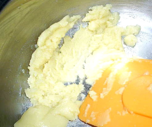 1. Этап. Брокколи, запеченная в сливочном соусе: Натираем сыр на крупной терке. Приступаем к основе для сырного соуса. Для этого берем полстакана муки, насыпаем ее в кастрюльку. Прогреваем на огне, добавив сливочное масло.