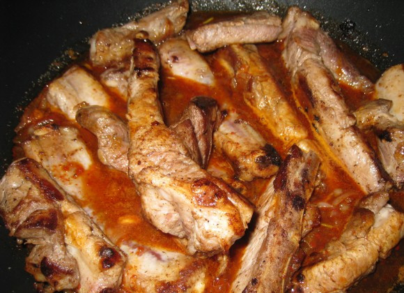 1. Этап. Острые свиные ребрышки: Выкладываем в соус обжаренные ребрышки и продолжаем готовить на среднем огне. Периодически переворачиваем ребрышки в соусе, чтобы они равномерно пропитались им.