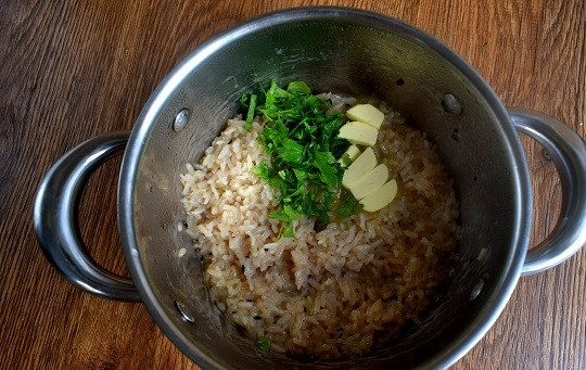 1. Этап. Масала бхат (пряный рис): Добавьте сливочное масло и рубленую кинзу, перемешайте.