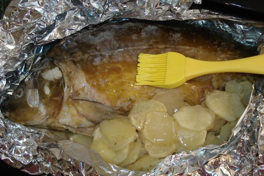 1. Этап. Карп в духовке в фольге: Спустя полчаса смажьте аккуратно рыбку выделившимся соком, откройте фольгу и запекайте еще минут 10. Наш карп в духовке в фольге готов! Подаем с овощами и приятного аппетита!