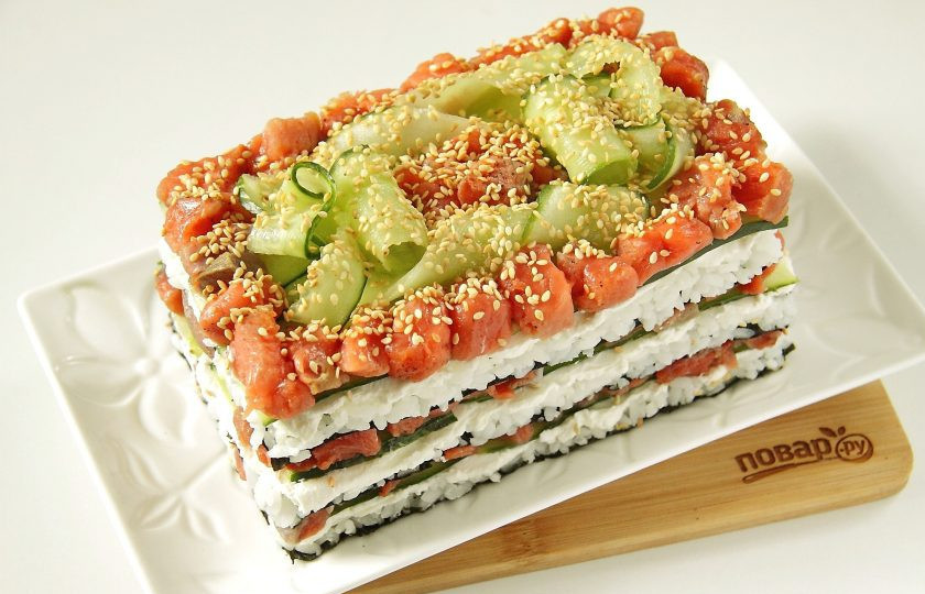 1. Этап. Салат Суши: Повторите слои еще раз. Должно получиться 3 листа нори и 3 слоя начинки. Верх салата украсьте на свой вкус. Поставьте салат в холодильник хотя бы на 30 минут для охлаждения.