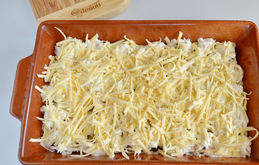 1. Этап. Свекла под сырной корочкой с майонезом: 9. Сверху посыпьте щедро сыром и отправьте в духовку свеклу. Температура — 180 градусов, время — 15 минут.