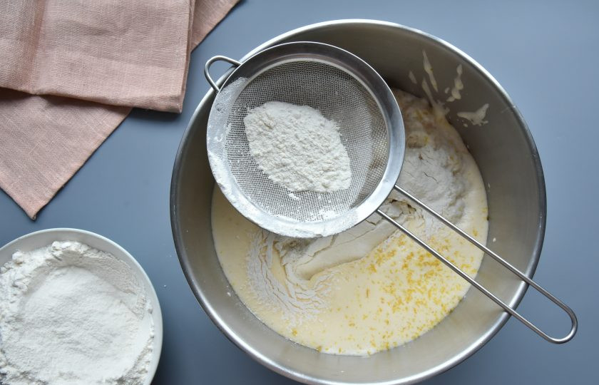 1. Этап. Краффин с маком: Добавьте в тесто 40 граммов растопленного остывшего сливочного масла, оставшуюся муку и вымешивайте тесто еще 5-7 минут.