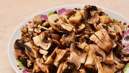 1. Этап. Картофельные шарики в мультиварке: 1. Картофель очищаем, моем и отвариваем до готовности. Грибы очищаем и нарезаем кусочками.