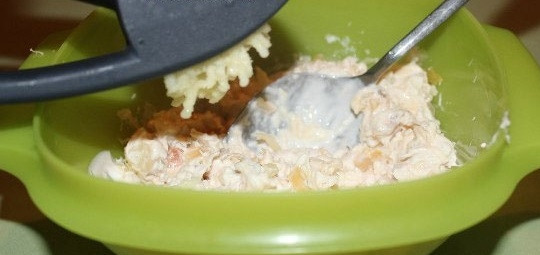 1. Этап. Тарталетки с курицей и ананасом: 5. Почистите чеснок и выдавите его с помощью чеснокодавки в закуску. Все тщательно перемешайте.