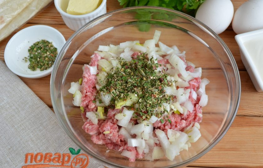 1. Этап. Фарш в лаваше по-провански: В свино-говяжий фарш добавьте мелко порезанный лук и чеснок, прованские травы, соль. Перемешайте хорошо фарш.