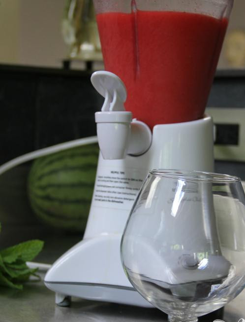 1. Этап. Клубничный Дайкири: 4. Добавьте в блендер все остальные ингредиенты коктейля, быстро смешайте их.