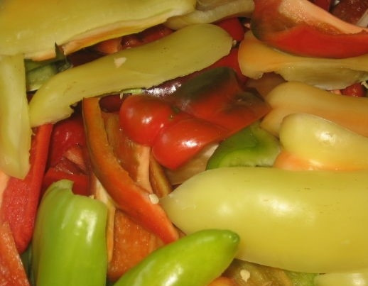 1. Этап. Маринованный сладкий перец: 1. Вымойте перец и аккуратно вытащите семена. Разрежьте его на четыре или более частей, в зависимости от размера.