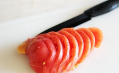 1. Этап. Котлеты с сыром и помидорами: 7. Помидоры нарезаем колечками. Они не должны быть слишком толстыми (не более 1 см).