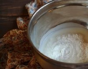 1. Этап. Оладьи из манки (оригинальный рецепт): Теперь смешиваем слегка подогретый кефир, сахар и разрыхлитель.