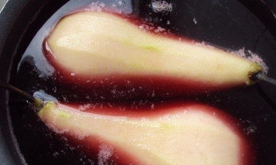1. Этап. Десерт из яблок и груш: Выключить огонь, плотно закрыть крышку и оставить фрукты остывать пропитываться сиропом — если планируете подавать десерт в горячем виде, то совсем ненадолго.