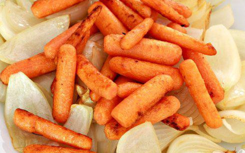 1. Этап. Говядина с черникой и грибами: 2. Когда масло в кастрюле станет очень горячим, добавить в лук и жарить до золотисто-коричневого цвета. Готовый лук выложить на тарелку. Добавить морковь в ту же кастрюлю и перемешать с оставшимся маслом. Жарить до золотистого цвета, около минуты.