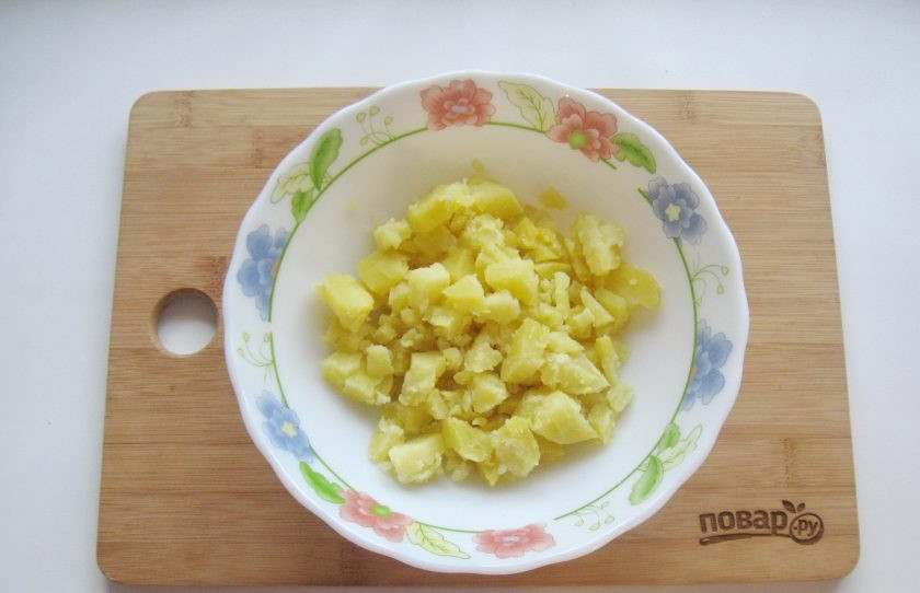 1. Этап. Салат Ерундопель: Картофель отварите, нарежьте кубиками.