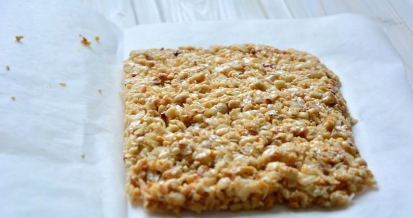 1. Этап. Туррон с арахисом: 4. На столе раскладываю пергамент, на него выкладываю туррон, накрываю другим листом пергамента, скалкой раскатываю массу.