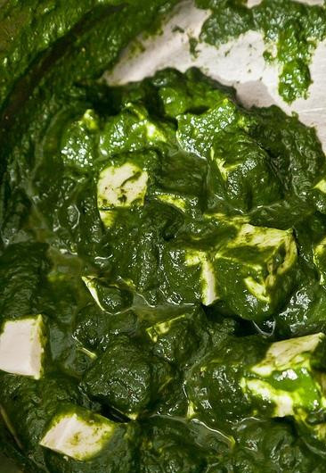 1. Этап. Шпинат с адыгейским сыром: Затем в кастрюлю добавить соль и сахар. Хорошо перемешать и варить на слабом огне еще около 5 минут.