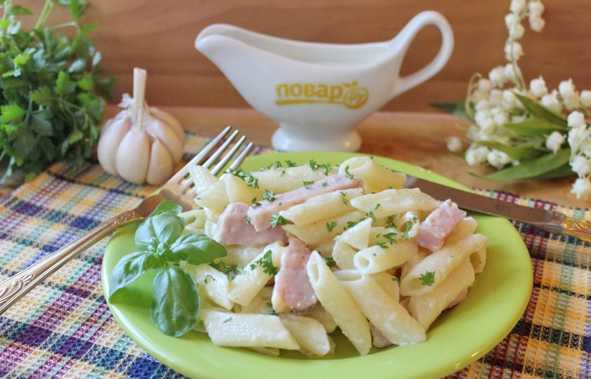 1. Этап. Паста с бужениной: Буженина с пастой готова. Подавайте к столу в горячем виде со свежими овощами и соленьями.