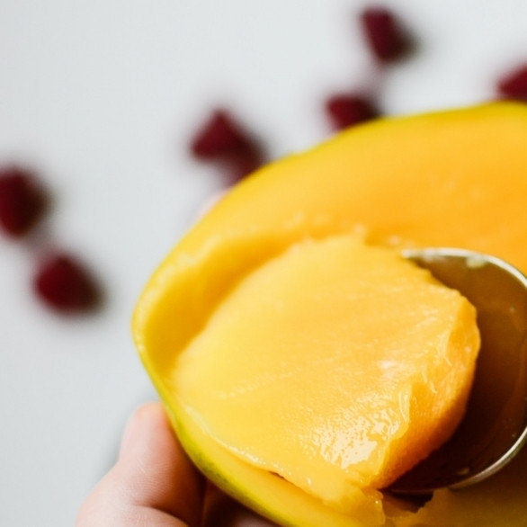 1. Этап. Смузи из манго и ягод: 2. Мякоть манго выложите в кружку или мисочку блендера.