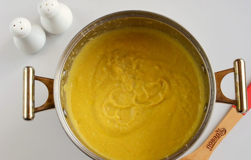 1. Этап. Кабачковая икра в блендере: Погружным блендером хорошо измельчите икру до однородной консистенции. На этом этапе можно назвать икру готовой. Отрегулировать соль, перец. Если вам не нравится консистенция, то верните кастрюлю с икрой на огонь, уварите до желаемой, часто перемешивая, чтобы не пригорела.