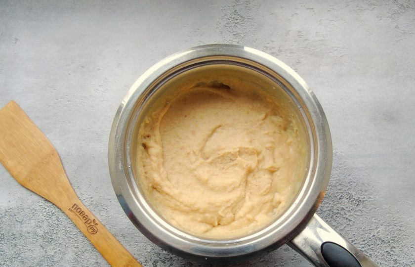 1. Этап. Гороховая каша по-английски: Когда горох разварится полностью, взбейте его блендером до однородности.