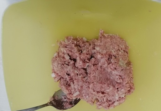 1. Этап. Заливной пирог с грибами: Добавить манку, соль, специи и снова перемешать