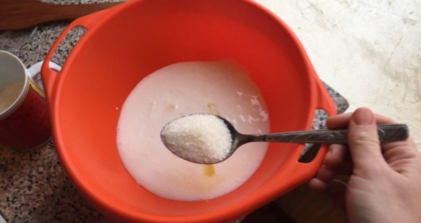 1. Этап. Рецепт вкусных блинов на кефире: 3. Введите соль, соду, сахарный песок, муку. Перемешайте все содержимое миски.