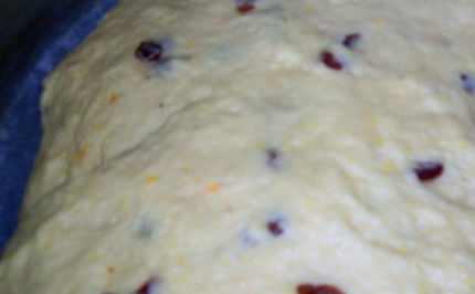 1. Этап. Маленькая пасха: В большой емкости соединяем муку и дрожжевую смесь. Хорошенько месим тесто, добавив в него изюм. Накрываем тесто полотенцем и ставим в теплое место для подъема (обмять пару раз).