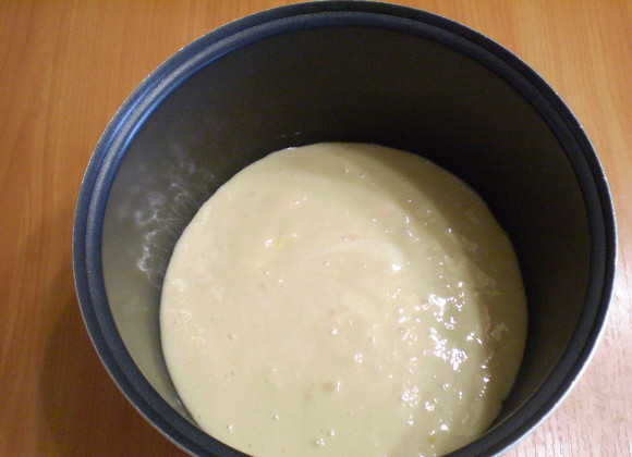 1. Этап. Пирог с тыквой и яблоками: Залейте тыкву и яблоки тестом. Разровняйте.