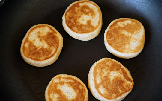 1. Этап. Печенье легкое: 9. Теперь их можно отправить на разогретую сковороду и обжарить до готовности на среднем огне. Вот и весь простой рецепт печенья легкого, вкусного и очень аппетитного.