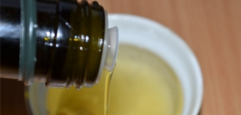 1. Этап. Салат из свежих кабачков: Следом льем оливковое масло.