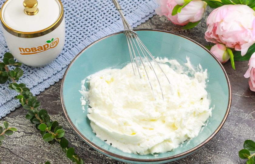 1. Этап. Мороженое с печеньем: Сливки выложите в чашу миксера или кухонного комбайна, всыпьте туда же сахарную пудру и взбейте в течение 2-3 минут в крем. По желанию можно добавить какой-нибудь ароматизатор.