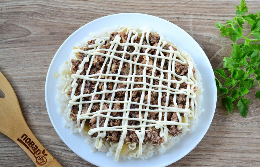 1. Этап. Салат с рисом и шпротами: Сверху покройте сеточкой майонеза.